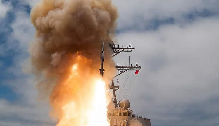 Phiên bản SM-6 được phát triển theo chương trình nâng cao tầm bắn của tên lửa đánh chặn trên chiến hạm bắt đầu từ năm 2004.