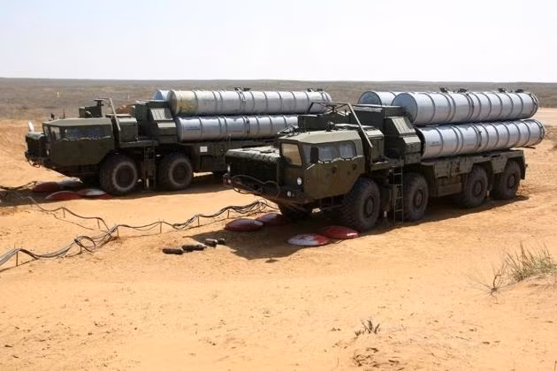 Đạn đánh chặn của S-400 có độ cơ động cao, vận tốc lớn, thích hợp bám theo mục tiêu bay chậm hơn nó ở các dải độ cao khác nhau, nhưng độ chính xác lại không bằng THAAD, thể hiện qua việc phải dựa vào đầu đạn phá mảnh nặng hàng trăm kg để bắn rơi phương tiện bay kẻ địch.