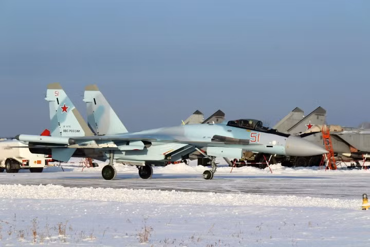 Theo ước tính của các tổ chức quan sát quốc tế, hiện tại trong biên chế Không quân Vũ trụ Nga đang có khoảng 98 chiếc Su-35, trong tương lai quân số có thể lên tới 128 chiếc.