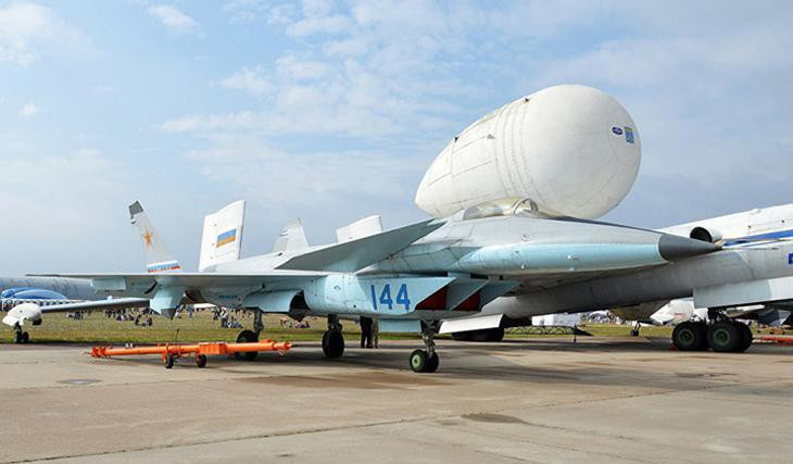 Defence Aviation cho rằng, chiến đấu cơ J-20 có những điểm tương đồng đến không ngờ với MiG 1.44 như cánh tam giác và đuôi hình chữ V... Có thể các kĩ sư Trung Quốc đã chế tạo J-20 từ mẫu MiG 1.44.