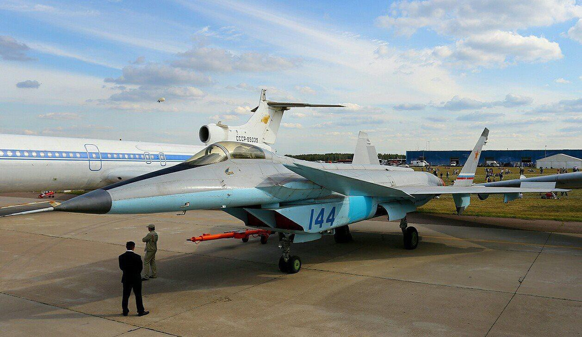 MiG-1.44 có thể đạt tốc độ tối đa Mach 2.6 ở độ cao thích hợp, và có khả năng bay siêu âm trong thời gian dài.