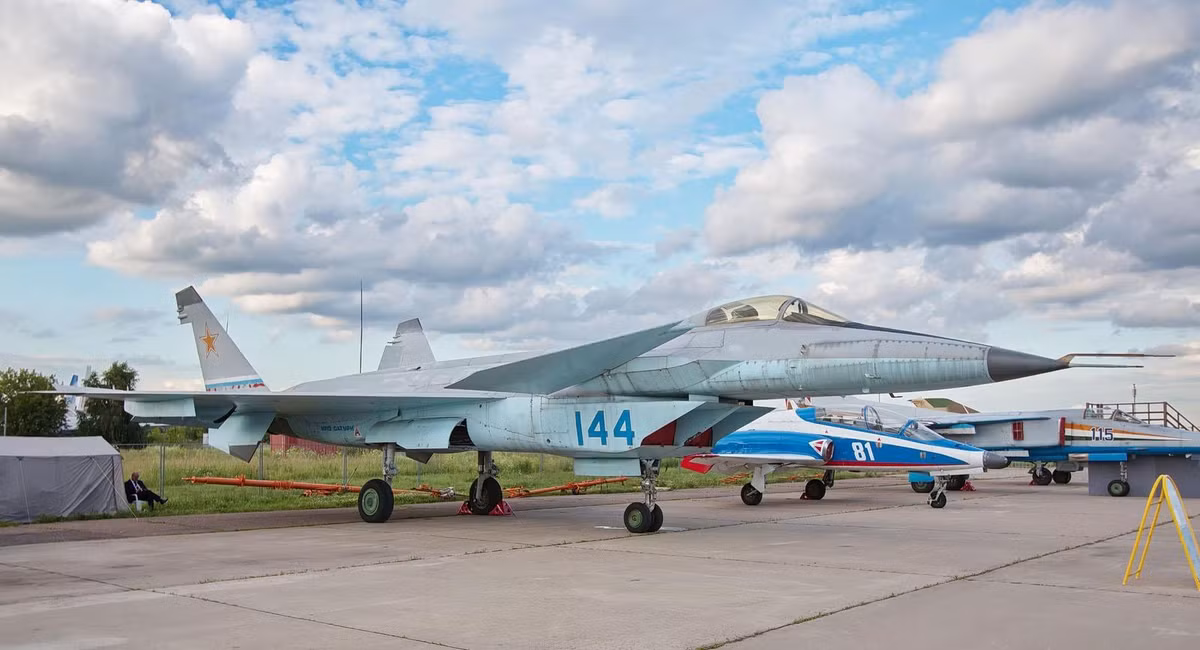 Hệ thống radar được kết nối với hệ thống điều khiển hỏa lực cho phép MiG-1.44 giao chiến với hai mươi mục tiêu riêng biệt cùng lúc.