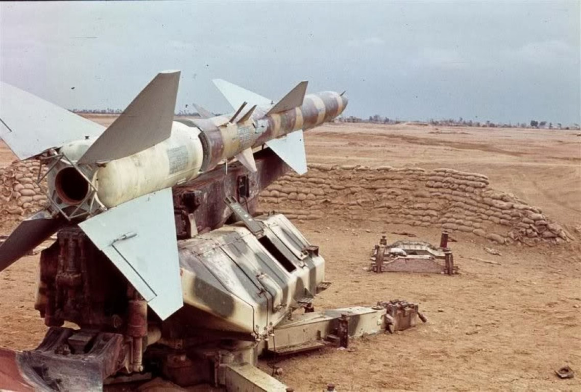 Tuy nhiên những điểm yếu kể trên, lại có thể dễ dàng được khắc phục bởi nhiều cách, nhiều bản nâng cấp khác nhau của tên lửa S-75 Dvina. Điều này khiến cho dàn tên lửa dù đã bước qua tuổi ngũ thập, tới nay vẫn đều đặn lập công trên khắp thế giới. Nguồn ảnh: Pinterest.