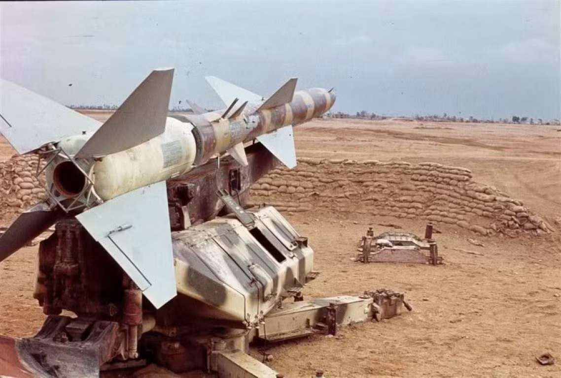 Tuy nhiên những điểm yếu kể trên, lại có thể dễ dàng được khắc phục bởi nhiều cách, nhiều bản nâng cấp khác nhau của tên lửa S-75 Dvina. Điều này khiến cho dàn tên lửa dù đã bước qua tuổi ngũ thập, tới nay vẫn đều đặn lập công trên khắp thế giới. Nguồn ảnh: Pinterest.