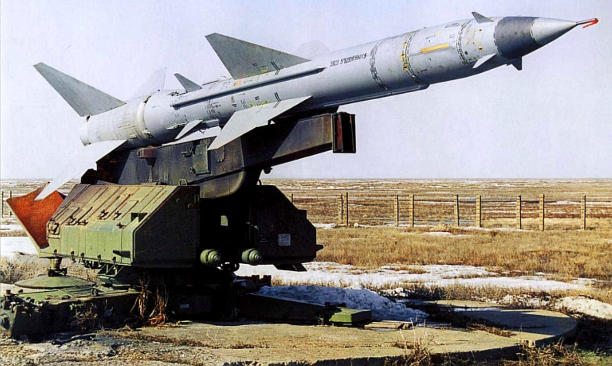 Có thể kể tới một vài chiến công của tổ hợp tên lửa phòng không S-75 Dvina, trong đó bao gồm việc bắn hạ máy bay do thám U-2 của Mỹ, hay bắn hạ một loạt Pháo đài bay B-52 của Mỹ ở Việt Nam.