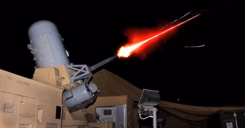 Hệ thống phòng không tầm gần C-RAM là sự kết hợp giữa radar tìm kiếm chỉ thị mục tiêu và pháo nòng xoay vulcan nổi tiếng M61 cỡ 20 mm.