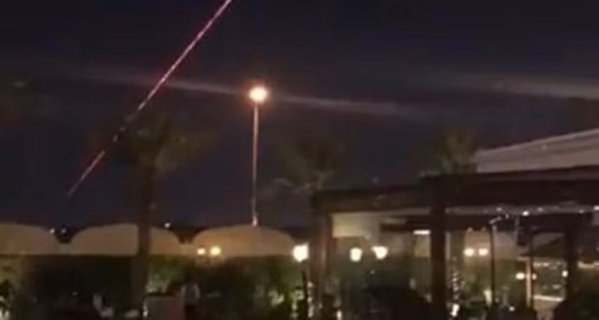 Một tổ hợp C-RAM có thể "khạc lửa" tới 4.500 viên đạn mỗi phút, tạo lưới hỏa lực dày đặc để tiêu diệt mục tiêu đang bay đến.