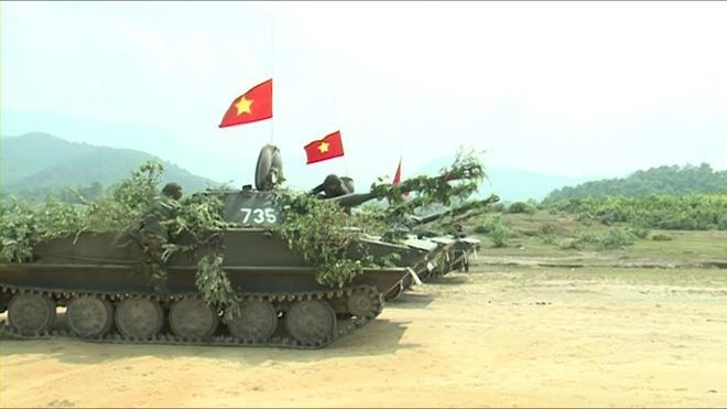 Vũ khí chính của PT-76 bao gồm pháo nòng xoắn D-56T cỡ 76,2 mm có tốc độ bắn tối đa từ 6 đến 8 phát/phút, tầm bắn tối đa trong vai trò bắn gián tiếp từ 12.000 - 13.290 m, tầm bắn thẳng hiệu quả chỉ hơn 1.000 m.