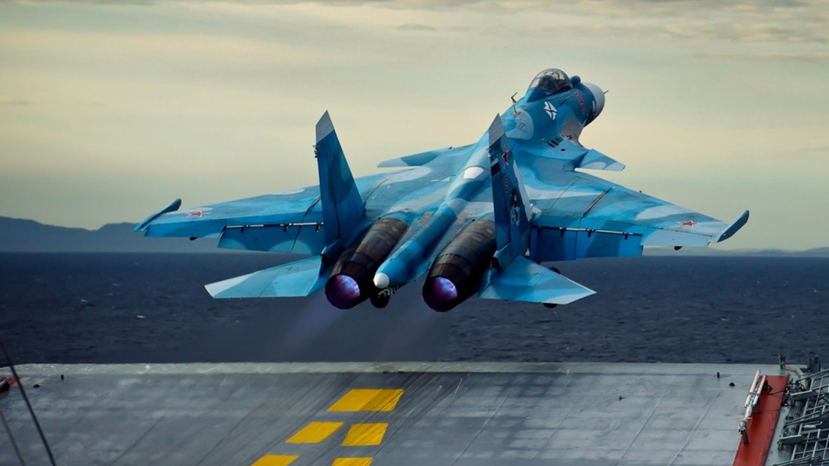 Việc cho tiêm kích Su-33 cất cánh từ trên đất liền để tham chiến là điều hoàn toàn vô nghĩa, do Không quân Nga có nhiều loại máy bay chiến đấu hiện đại hơn thế rất nhiều, có thể đáp ứng tốt trong mọi điều kiện tác chiến.