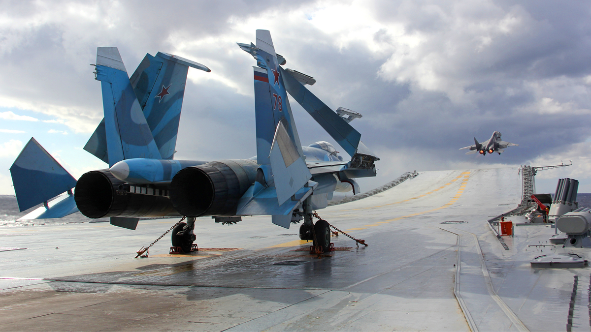 Một trong những ưu điểm tuyệt vời nhất của Su-33, đó là nó sử dụng chung rất nhiều các linh kiện từ tiêm kích Su-27, thậm chí ngay cả càng đáp, đầu cánh và động cơ.