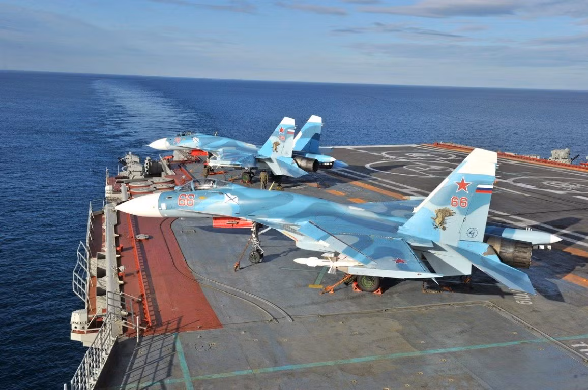 Giới phân tích đánh giá rằng, tiêm kích Su-33 sẽ sớm cần được nâng cấp trong tương lai, tuy nhiên quá trình nâng cấp phải phù hợp với những yêu cầu, và đặc điểm của tàu sân bay tiếp theo mà Nga dự định sẽ sở hữu.