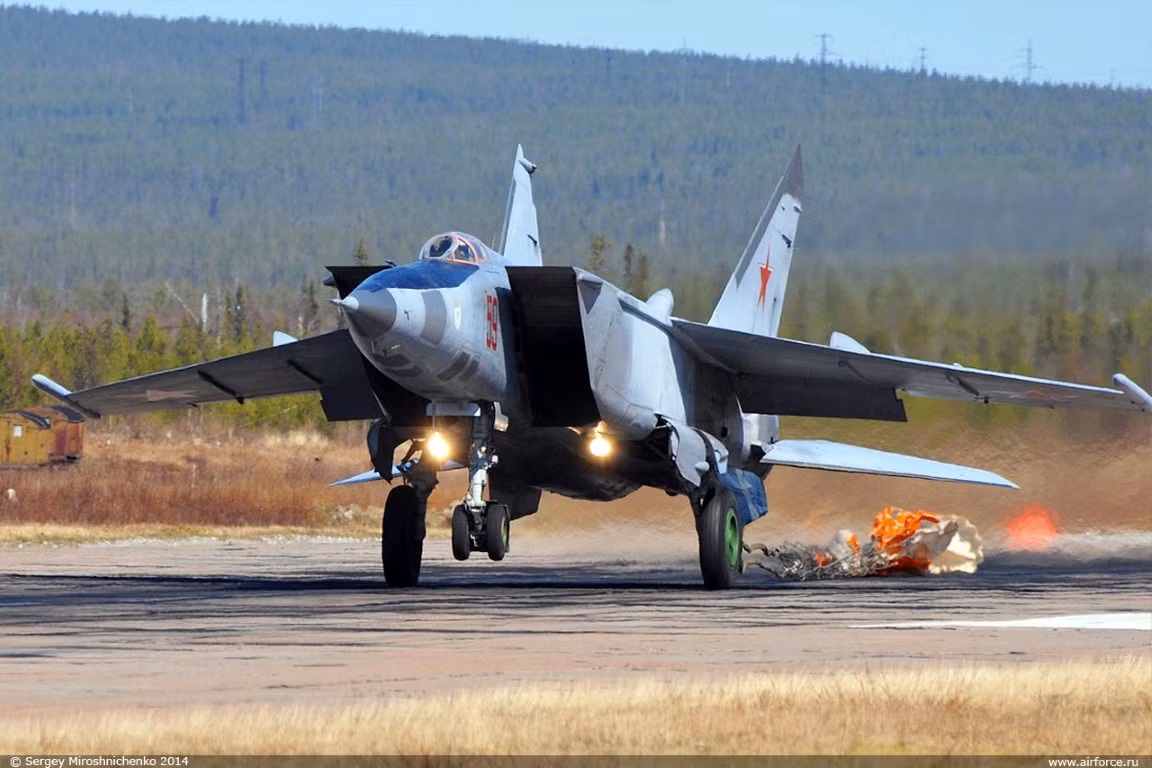 Tiêm kích đánh chặn MiG-25 chỉ có một người lái, dài 23,82 mét, sải cánh rộng 14,01 mét và được trang bị 2 động cơ Tumansky R-15B-300.