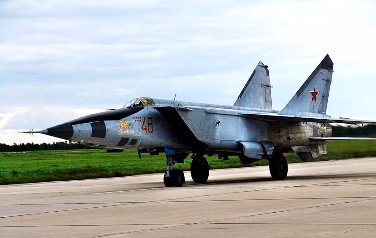 Ra đời từ năm 1970 của thế kỷ trước, máy bay chiến đấu MiG-25 được thiết kế để thực hiện nhiệm vụ đánh chặn ở tốc độ siêu âm, hoặc tuần tra giám sát trên không.