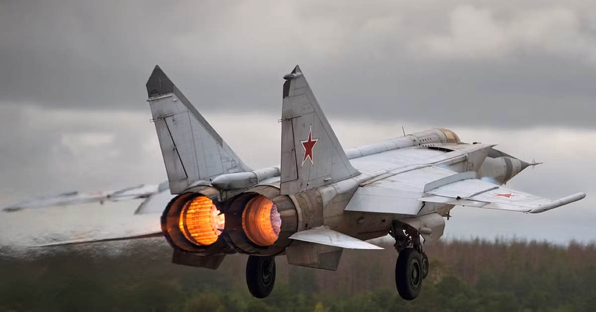 Do được sử dụng vào nhiệm vụ đánh chặn, khả năng mang vũ khí của MiG-25 là không quá cao, tối đa chỉ mang theo được 4 tên lửa không đối không, tuy nhiên đó đều là các loại tên lửa đối không hiện đại bậc nhất thế giới.