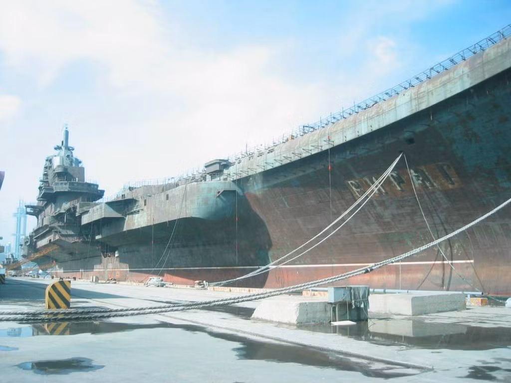 Cần nhắc lại việc sau khi Liên Xô tan rã, tuần dương hạm mang máy bay mang tên Varyag đang trong trạng thái chưa hoàn thành ở nhà máy đóng tàu, và Ukraine sau đó đã trở thành chủ sở hữu của một con tàu độc nhất vô nhị.