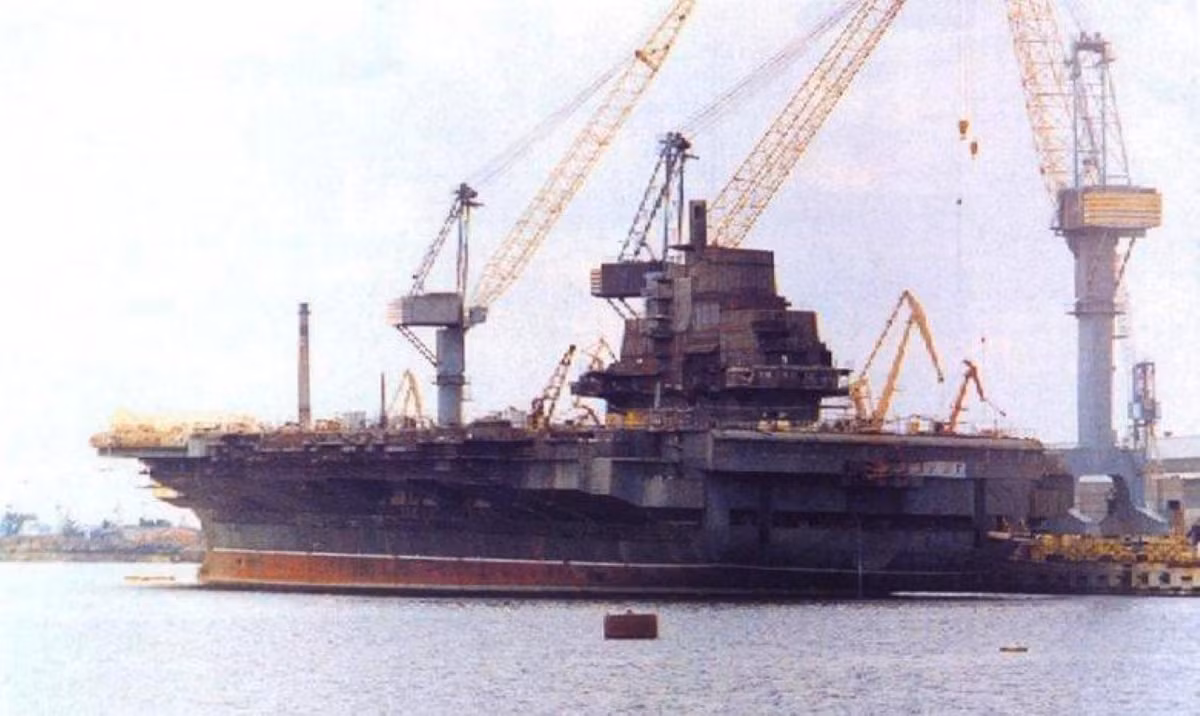 Tuy nhiên do gặp nhiều khó khăn về tài chính cũng như cảm thấy không cần thiết phải có tàu sân bay, Ukraine quyết định không hoàn thiện nốt Varyag, đó là lý do tại sao chiếc chiến hạm này nằm tại cảng nhiều năm chỉ để chờ thanh lý.