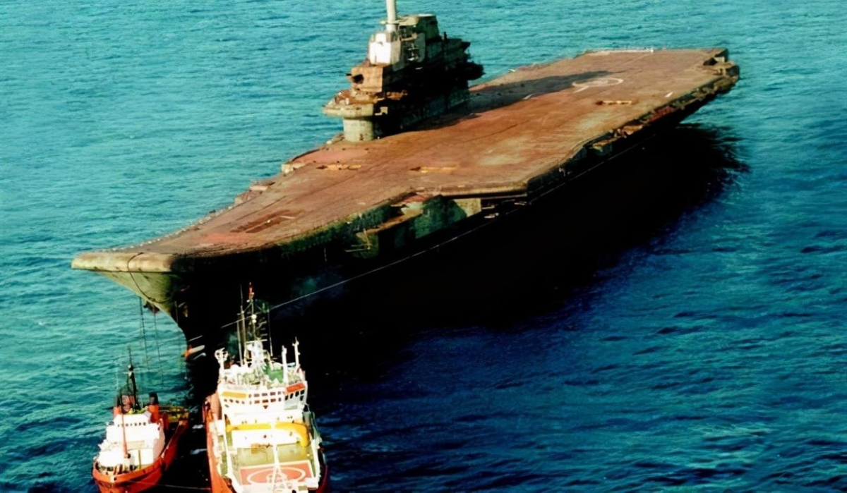 Tuy vậy vào thời điểm cuối cùng, phương Tây vì nguyên nhân chưa rõ đã ngừng cản trở thỏa thuận quân sự Ukraine - Trung Quốc và trao cho Kiev quyền tự do định đoạt số phận chiếc tàu sân bay nói trên.