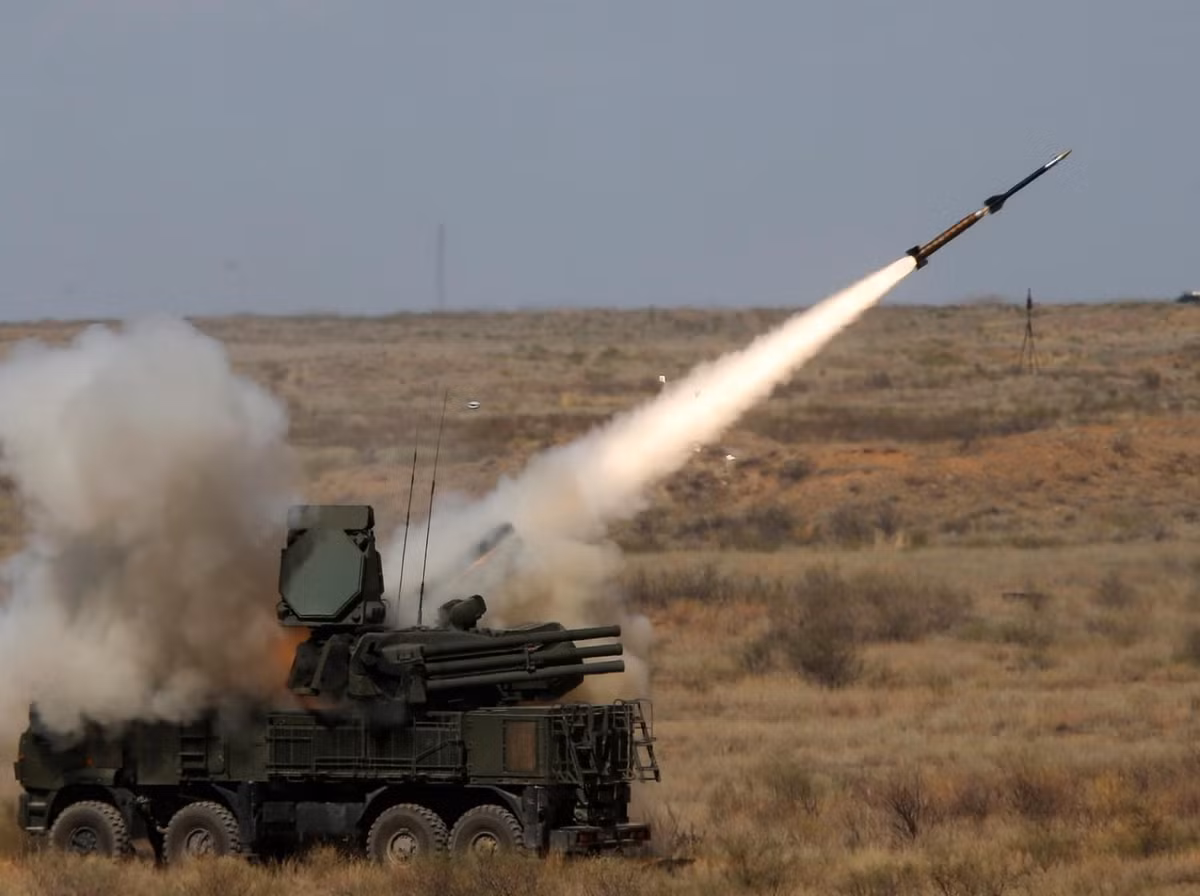 Hãy để ý đến nội dung của Hiệp ước Hữu nghị và Hợp tác năm 1980 giữa Liên Xô và Cộng hòa Ả Rập Syria. Cần nhắc lại rằng Liên bang Nga là nước kế thừa hợp pháp của Liên bang Xô viết và hiệp ước pháp lý quốc tế này có hiệu lực cho đến ngày nay. Điều 6 của tài liệu này nói như sau: