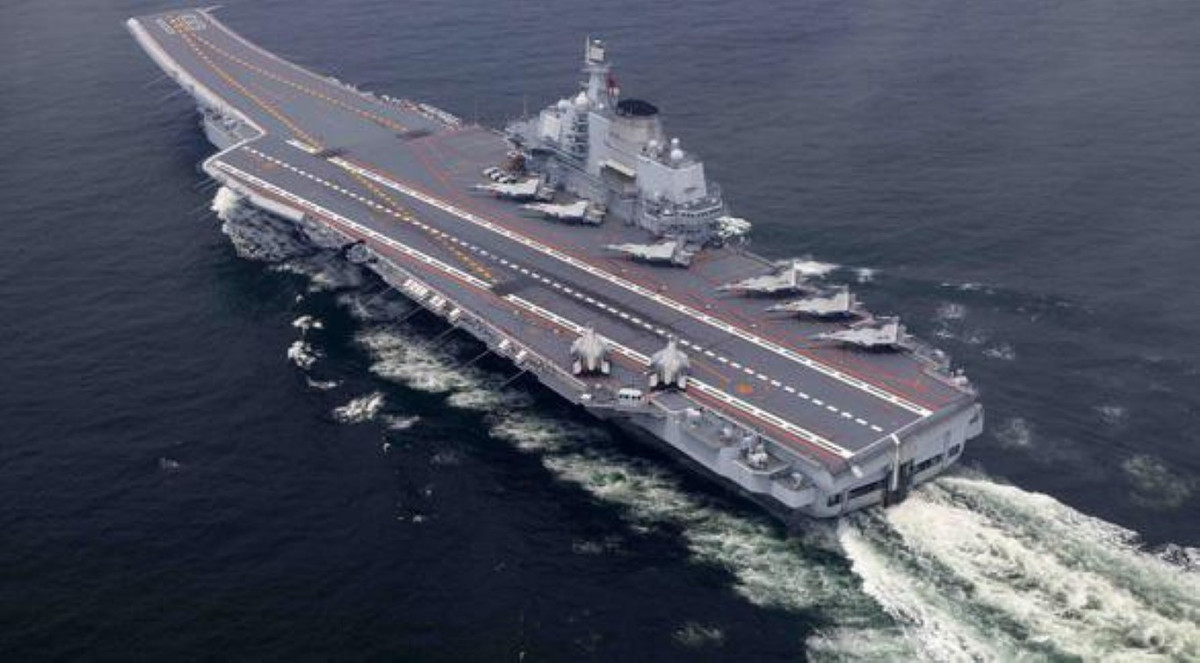 Tàu sân bay vốn được xem là thứ vũ khí bá chủ trên đại dương, là biểu tượng sức mạnh trên biển của bất kỳ quốc gia nào sở hữu nó. Chính vì vậy, Trung Quốc coi tàu sân bay Liêu Ninh là niềm tự hào của Lực lượng Hải quân bởi đây là lần đầu tiên nước này được sở hữu một chiếc siêu tàu chiến như vậy.