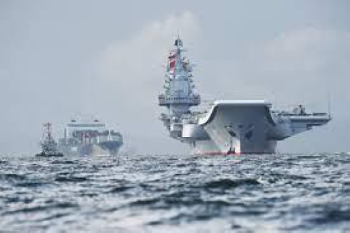 Hiện nay trang bị chủ yếu trên tàu là tiêm kích hạm J-15, bản sao chép từ tiêm kích Su-33 Liên Xô.