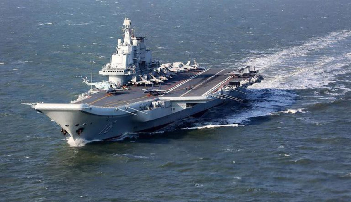 Bộ Quốc phòng Nhật Bản được cho là đã điều khu trục hạm JS Suzutsuki cùng hai máy bay tuần tra đi theo giám sát nhóm tác chiến tàu sân bay Liêu Ninh khi các chiến hạm này đi qua giữa đảo Okinawa và đảo Miyako ngày 3/4.