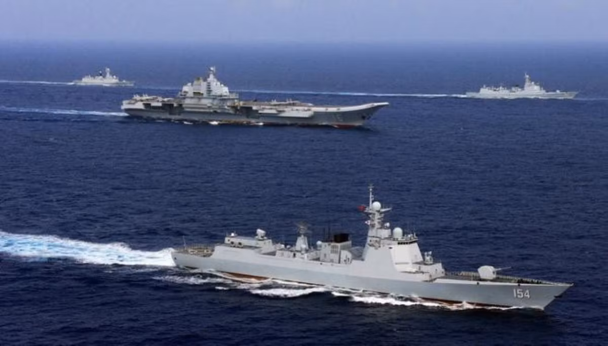 "Bức ảnh này là một dạng 'chiến tranh nhận thức', cho thấy Mỹ không coi quân đội Trung Quốc là mối đe dọa tức thời", Lã Lễ Thi, cựu giảng viên học viện phòng vệ trên biển Đài Loan ở Cao Hùng, cho biết.