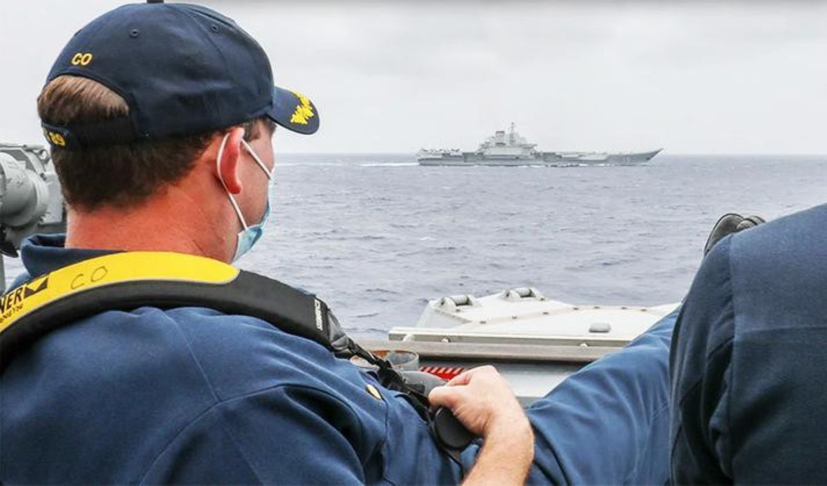 "Trong ảnh, hạm trưởng Briggs trông rất thoải mái khi ngồi gác chân nhìn chiến hạm Liêu Ninh chỉ cách đó vài nghìn mét, trong khi cấp phó của ông ngồi cạnh. Điều này cho thấy họ xem thường hải quân Trung Quốc",