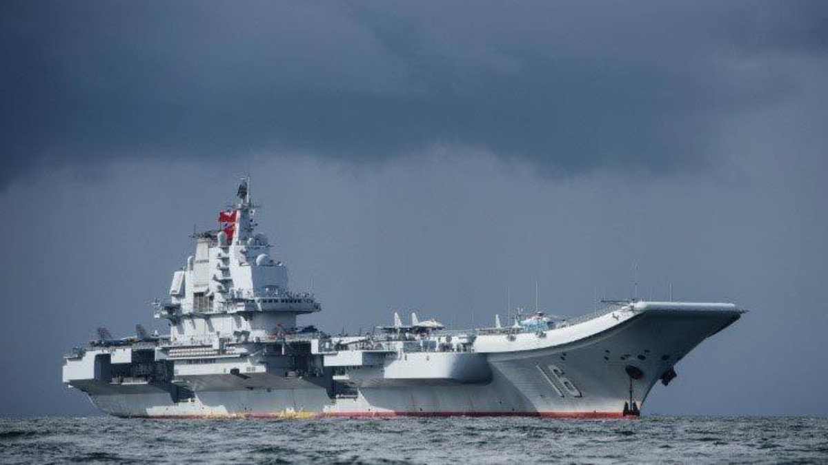 Bức ảnh nói trên được chụp vào ngày 5-4-2021 ở biển Hoa Đông, cho thấy thuyền trưởng khu trục hạm USS Mustin Robert J Briggs cùng cấp phó Richard D Slye theo dõi tàu sân bay Liêu Ninh thuộc quân đội Trung Quốc (PLA) từ khoảng cách vài ngàn mét, theo tờ South China Morning Post.