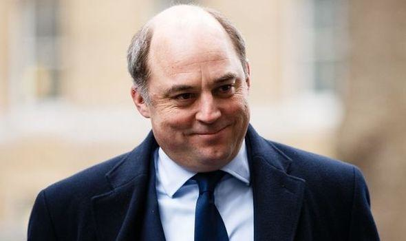 Sở dĩ các chuyên gia Trung Quốc nhận định như thế là dựa vào thông tin Bộ trưởng Quốc phòng Anh thông báo về nỗ lực của hải quân nước này, nhằm can thiệp vào các hoạt động của máy bay Nga gần nhóm tác chiến tàu sân bay của Anh.