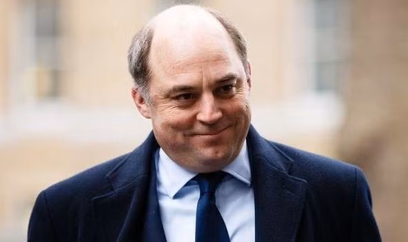 Sở dĩ các chuyên gia Trung Quốc nhận định như thế là dựa vào thông tin Bộ trưởng Quốc phòng Anh thông báo về nỗ lực của hải quân nước này, nhằm can thiệp vào các hoạt động của máy bay Nga gần nhóm tác chiến tàu sân bay của Anh.