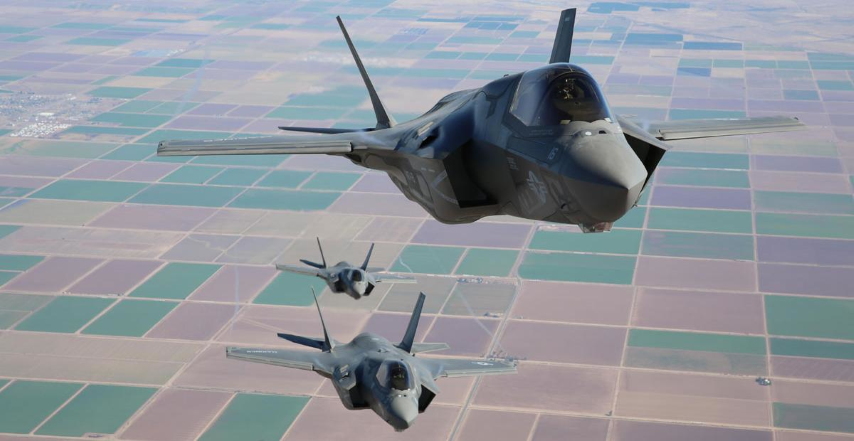 Việc có thể cất hạ cánh thẳng đứng cho phép máy bay có thể tác chiến ngay cả trên tàu đổ bộ trực thăng, các đường bay dã chiến, hay trong hoàn cảnh đường băng bị đánh phá ác liệt.