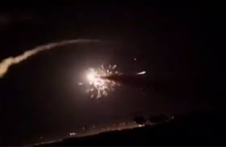 Theo một báo cáo được tờ Avia của Nga trích dẫn, "vào ngày 19/7, từ 23:39 cho tới 23:51, 4 máy bay chiến đấu F-16 của Israel đã bay vào không phận Syria, tiến hành tấn công vào thành phố Aleppo".