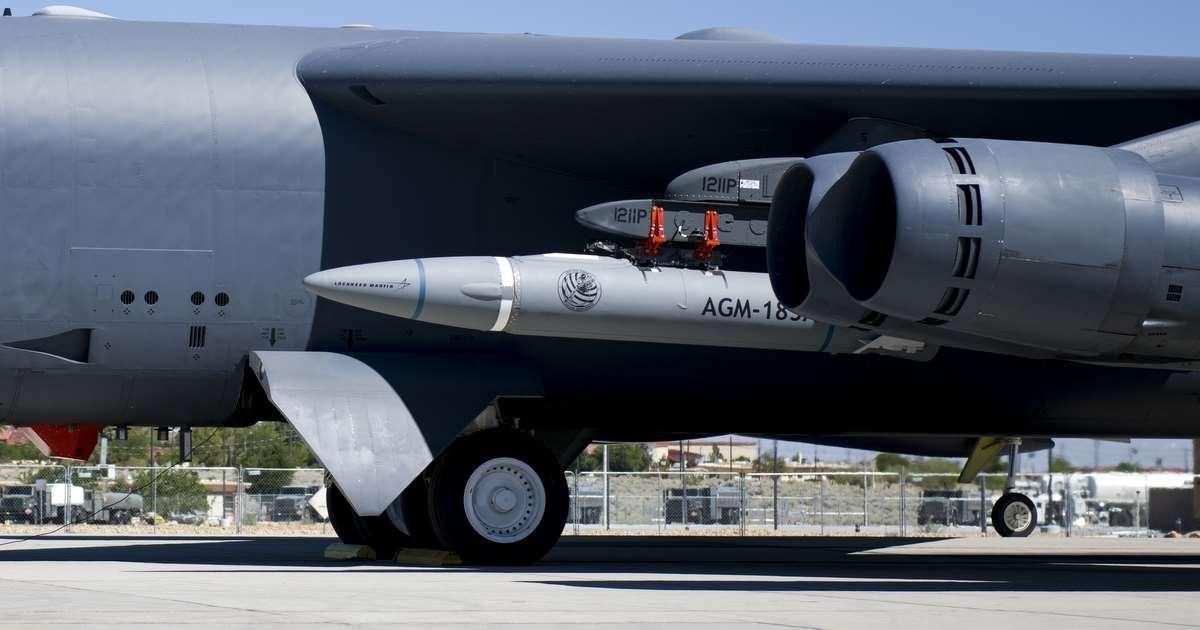 Vỏ bảo vệ sau đó sẽ bung ra và đầu đạn lướt tới mục tiêu với tốc độ trên 6.000 km/h.