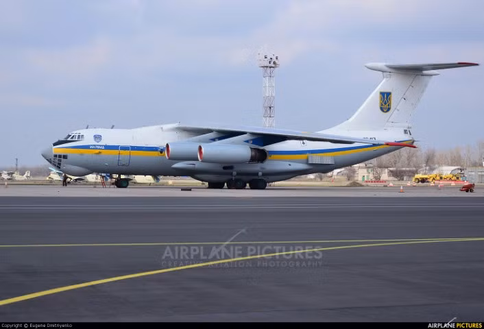 Cụ thể, tờ Avia của Nga khẳng định, các máy bay vận tải Il-76 của Ukraine không hề mang theo công dân của nước này về nước, mà có mục đích chính là chở theo linh kiện máy bay trực thăng của không quân Afghanistan - vốn đã tan hàng từ trước đó.