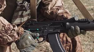 Súng trường tấn công 6P68 được thiết kế nút điều chỉnh chế độ bắn cả hai bên, giúp cho xạ thủ dễ dàng tác chiến.