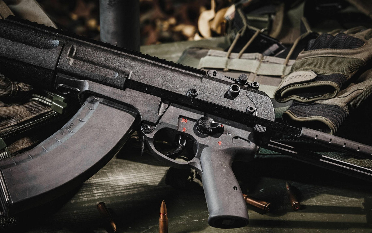 Súng trang bị băng đạn 30 viên, có thể sử dụng băng đạn AK tiêu chuẩn. Tầm bắn hiệu quả 400m.