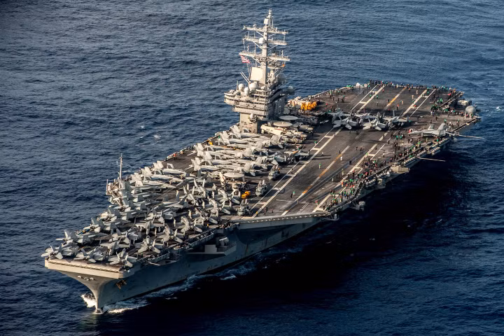 Hàng không mẫu hạm USS Carl Vinson được coi là 1 trong số 3 chiếc cũ nhất trong lớp tàu sân bay này. Trong khi đó, chiếc Ronald Reagen được ra đời năm 1998, được đánh giá là chiếc có thiết kế mới nhất, tới nay vẫn chưa được đại tu.