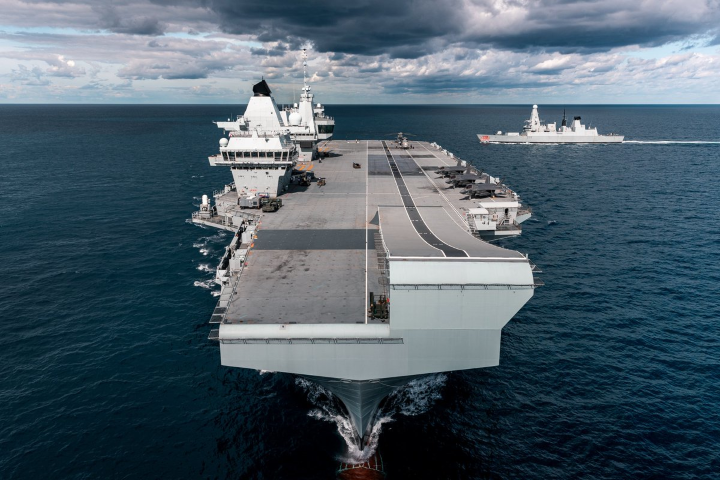 Có cái giá lên tới hơn 4 tỷ USD, tàu sân bay HMS Queen Elizabeth và chiếc tàu "chị em" của nó là HMS Prince of Wales, được đặt kỳ vọng sẽ mang lại vinh quang và sức mạnh cho Hải quân Anh, như cách đây nhiều thế kỷ. Nguồn ảnh: Pinterest.