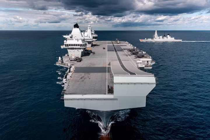 Có cái giá lên tới hơn 4 tỷ USD, tàu sân bay HMS Queen Elizabeth và chiếc tàu "chị em" của nó là HMS Prince of Wales, được đặt kỳ vọng sẽ mang lại vinh quang và sức mạnh cho Hải quân Anh, như cách đây nhiều thế kỷ. Nguồn ảnh: Pinterest.