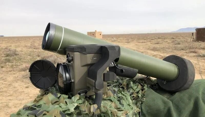 Xu hướng chế tạo xe tăng với giáp sẽ dày mặt trước, sau đó đến hai bên và đuôi xe, phần nóc xe sẽ được làm mỏng giáp để giảm trọng lượng. Vì thế nếu tên lửa tấn công kiểu đột nóc sẽ dễ dàng phá hủy các xe tăng này.