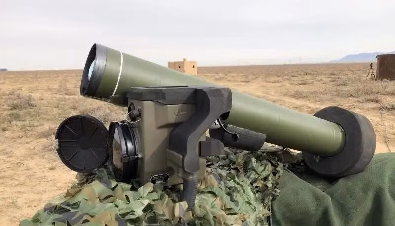 Xu hướng chế tạo xe tăng với giáp sẽ dày mặt trước, sau đó đến hai bên và đuôi xe, phần nóc xe sẽ được làm mỏng giáp để giảm trọng lượng. Vì thế nếu tên lửa tấn công kiểu đột nóc sẽ dễ dàng phá hủy các xe tăng này.