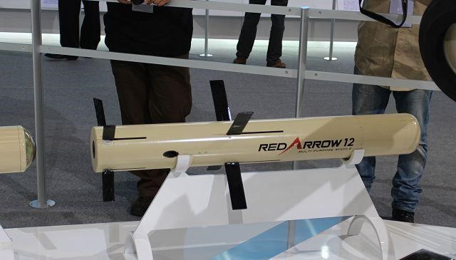 Thậm chí trọng lượng cả tổ hợp HJ-12 cũng khá giống với Javelin của Mỹ khi ở mức khoảng 22kg, riêng tên lửa có trọng lượng 17kg.