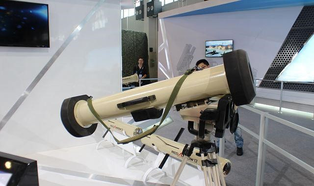 Phần ống phóng có chiều dài 1,25 m, đường kính ước lượng 170 mm. Kích thước tên lửa không được tiết lộ, nhưng phỏng đoán tên lửa có chiều dài gần 980 mm và đường kính gần 135 mm tương tự như Javelin của Mỹ.