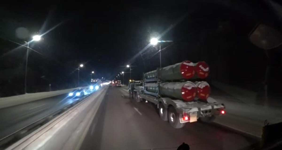 Cơ cấu chuẩn của một hệ thống S-400 gồm tổ hợp điều khiển 30K6E, trong đó có đài chỉ huy 55K6E với những thiết bị hiện đại như máy tính số, phương tiện truyền dữ liệu, hệ thống trắc địa…, 6 tiểu đoàn tên lửa phòng không và tổ hợp kỹ thuật 30S6E.