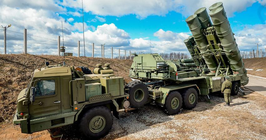 Nhằm tăng khả năng tác chiến trong bán kính 100 km và địa hình chia cắt, S-400 được trang bị cả các máy tiếp phát truyền dữ liệu và liên lạc cùng tháp 40V6MR để nâng cao dàn ăng ten radar đa năng.