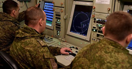 Gọi là hệ thống tên lửa tầm cao nhưng thực chất S-400 là một tổ hợp tên lửa đa tầm. Nó có thể hạ mục tiêu như chiến đấu cơ ở độ cao 27 km hoặc các mục tiêu tầm thấp, cách mặt đất chỉ từ 5 - 10 m.