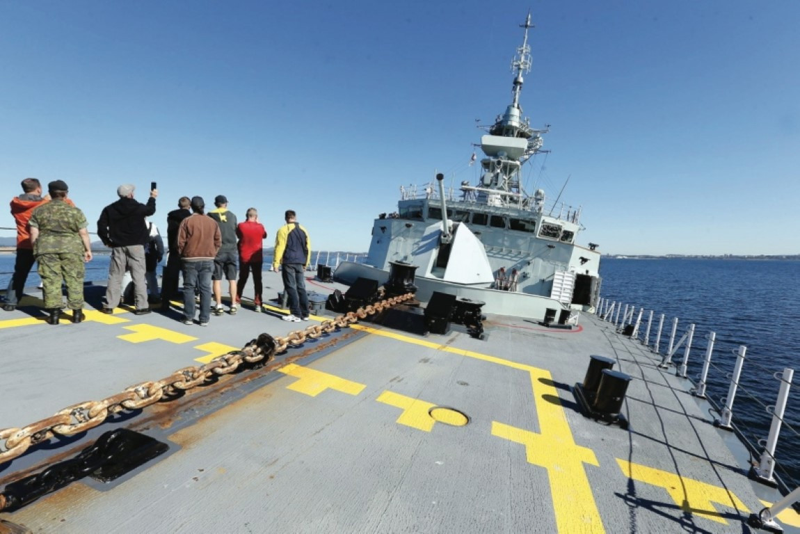 Ngoài ra, tàu có thể triển khai ngay lập tức 8 tên lửa chống hạm Harpoon. Đây là loại tên lửa có khả năng hoạt động trong mọi điều kiện thời tiết, tầm bắn tối đa 280 km và có giá lên tới 1,5 triệu USD cho mỗi quả.