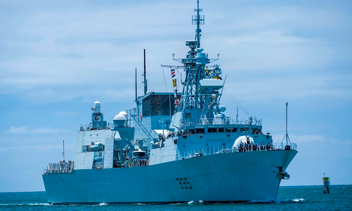 HMCS Calgary là khinh hạm hiện đại bậc nhất của Hải quân Hoàng gia Canada hiện nay. Tàu Calgary được đóng theo lớp Halifax, có độ giãn nước tối đa lên tới 5000 tấn, dài 134 mét, rộng 16,5 mét.