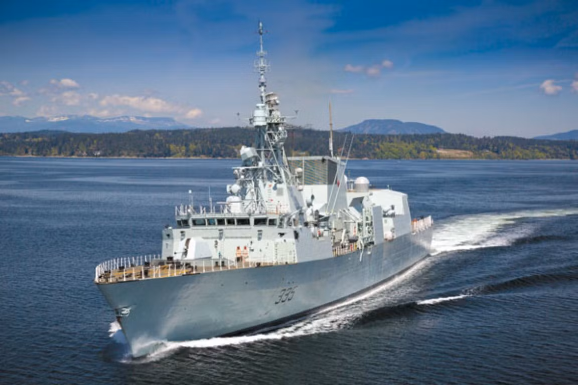 Trước đó, khinh hạm HMCS Calgary của Hải quân Hoàng gia Canada đã thực hiện hải trình xuất phát từ Brunei và tiến vào biển Đông.