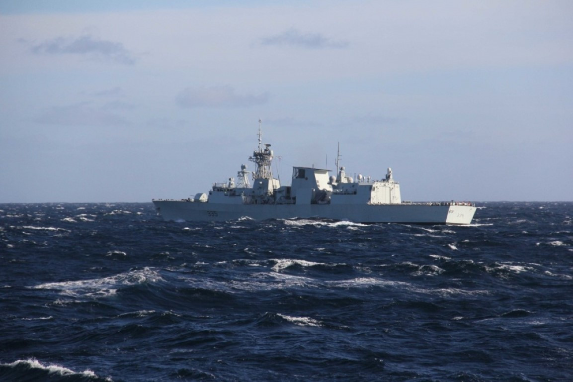 Hải quân Canada hiện đang sở hữu 12 tàu khinh hạm lớp Halifax - cùng lớp với chiếc HMCS Calgary. Các tàu chiến lớp này được Canada đóng mới từ năm 1987, bắt đầu được cho nhập biên từ năm 1992.